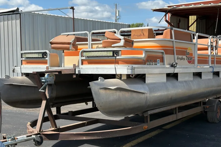 1985 Sun Tracker Party Barge