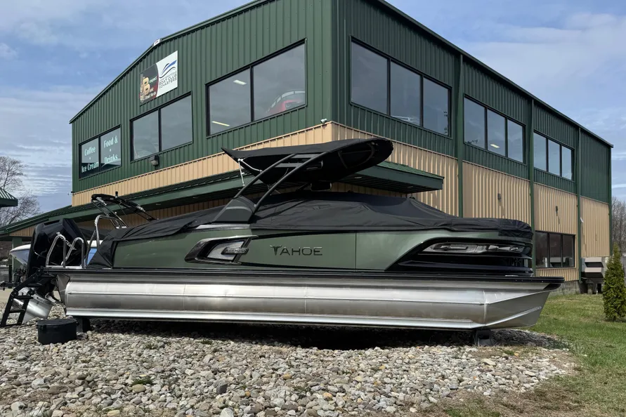 2025 Tahoe Pontoon Grand Tahoe LTD Versatile Rear Bench Windshield