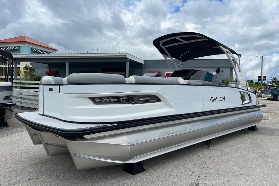 2026 Avalon 2785 Excalibur LTD Windshield Quad Lounger, Tri toon, Mercury 400hp V-10