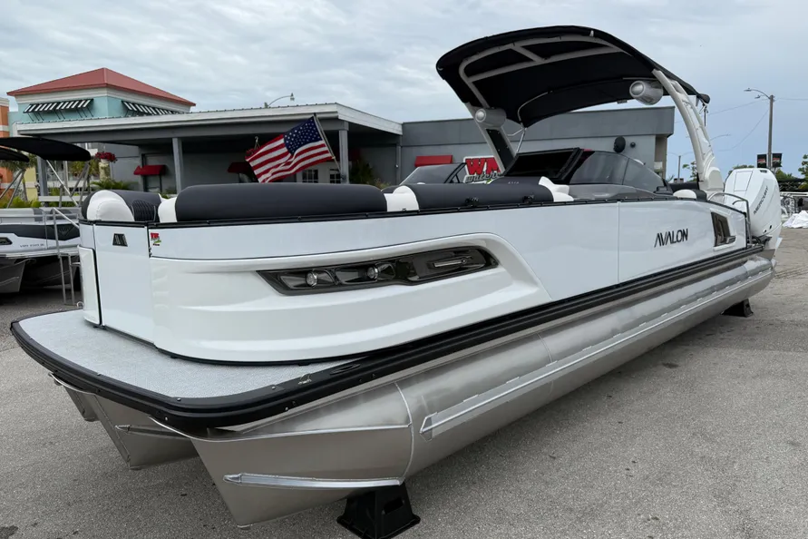 2026 Avalon 2785 Excalibur LTD Windshield Quad Lounger, Tri Toon, Twin Mercury 425hp V-10’s