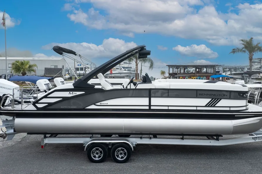 Bennington 26 M STERN LOUNGE