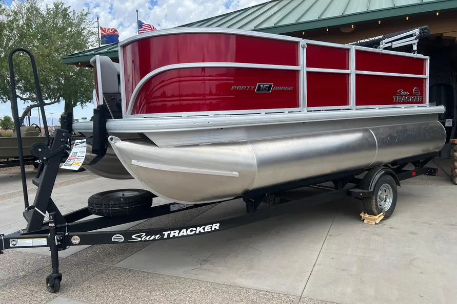2026 Sun Tracker Party Barge 16 DLX